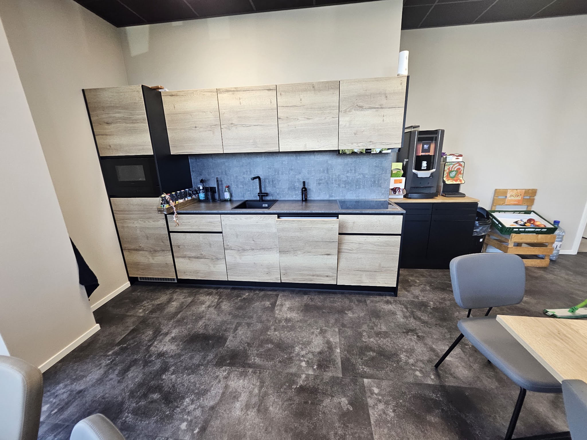 Pantry keuken met schoon aanrecht en vloer